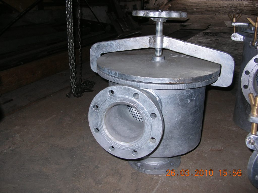 Vidalı kapaklı, flanşlı galvanizli çamur sandığı