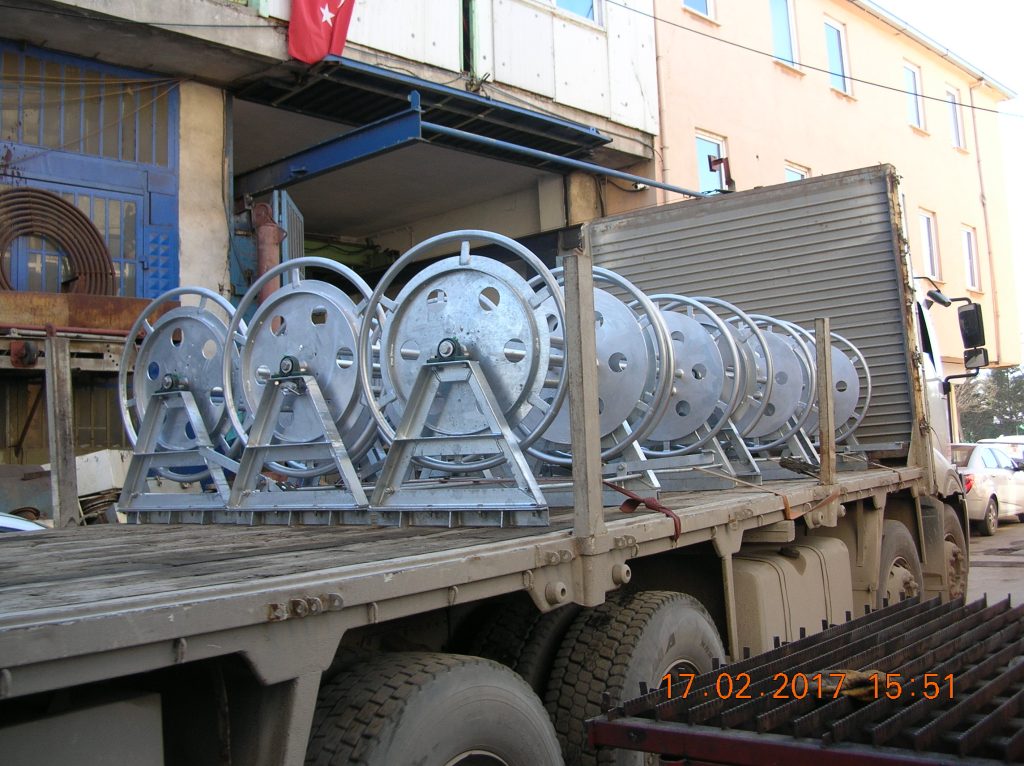 Kamyona yüklenmiş galvanizli halat tamburları