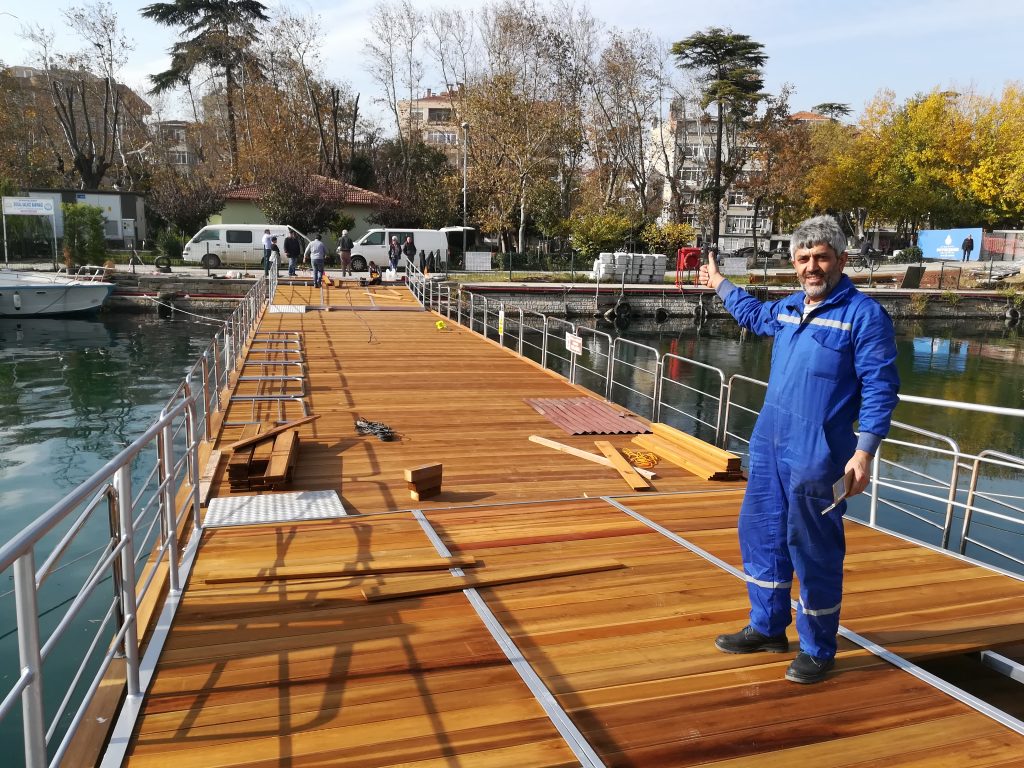 Kadıköy Kurbağalıdere üzerine kurulan ahşap kaplamalı geçici alüminyum köprü