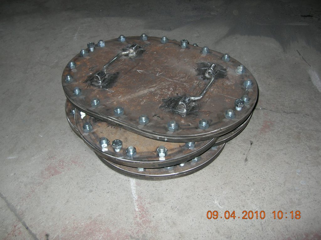 Üst üste oval menhol kapakları