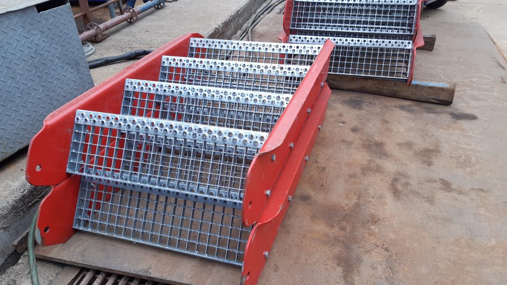 Galvanizli ızgara basamaklı, kırmızı yatay merdivenler