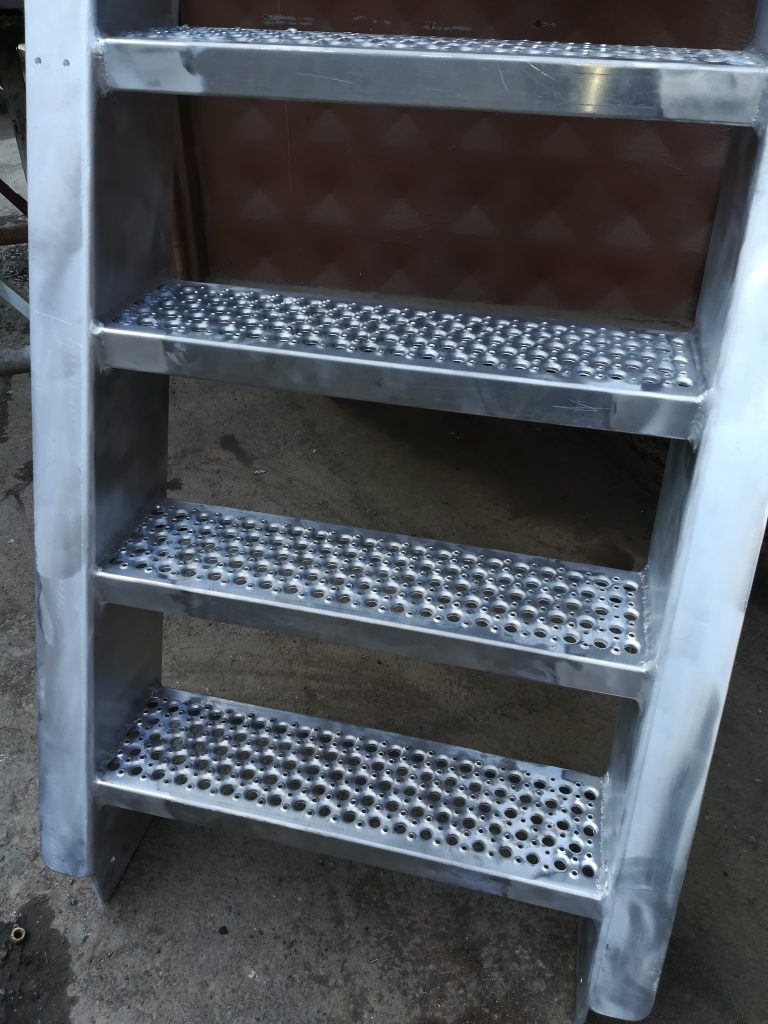 Galvanizli kısa merdiven