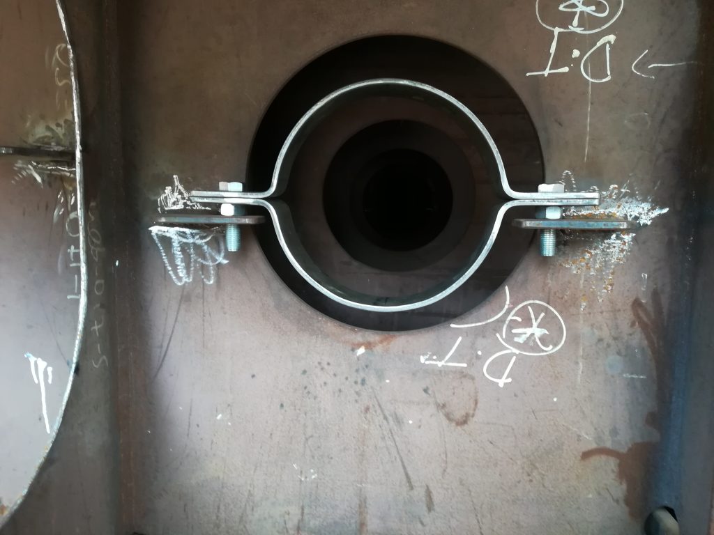 Lama boru kelepçesi montajlı